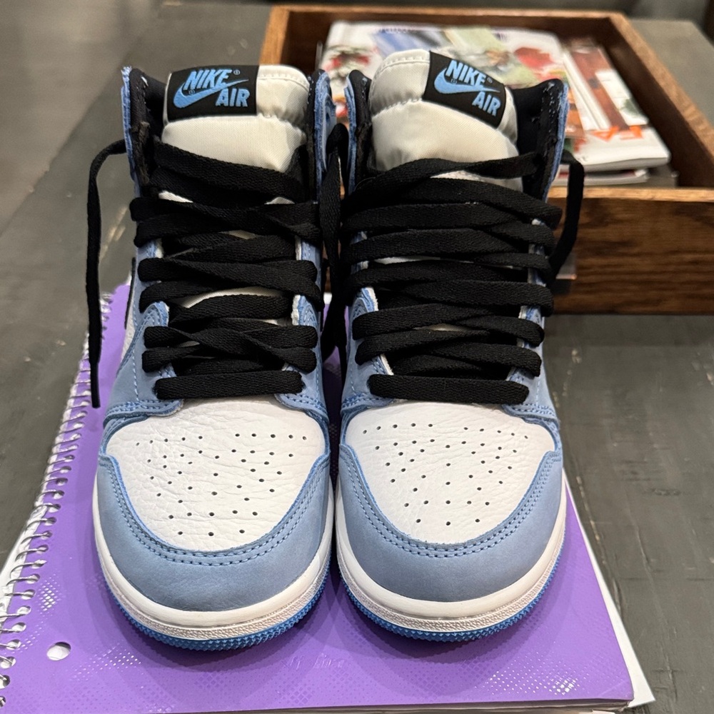 Nike Air Jordan Retro High. Kids University.  Blue and White High-Top Sneakers